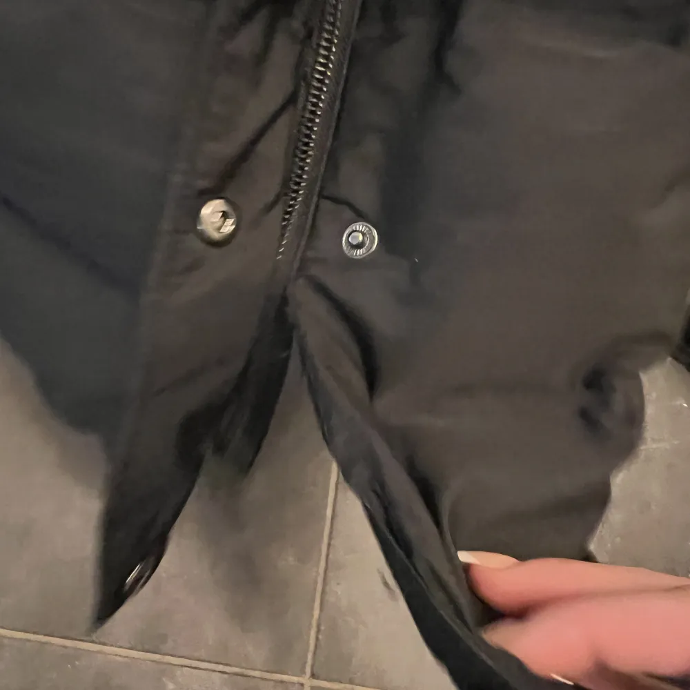 Dunjacka från Zara. Inköpt förra året för 899:- är fin och fräsch. Liten skada på dragkedjan längst ner som INTE påverkar öppning och stängning av jackan. Avtagbar päls på luvan.. Takit.