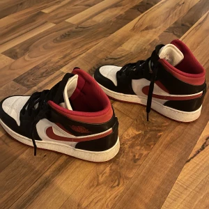 Air Jordan 1 mid gym red - Air jordans 1 mid gym red i storlek 38. De är använda men i väldigt bra skick. 