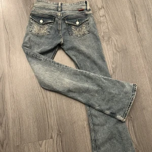 Lågmidjade jeans  - Super fina lågmidjade jeans med snygga detaljer på fickorna, helt oandvända men som tyverr inte kommit till andvändning💗💗bara o skriva för mer information 💕