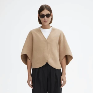 Dagmar bea kort - Fint skick, normal i storlek och sparsamt använd.   Nypris är 4000 kr & 100% Ull i den