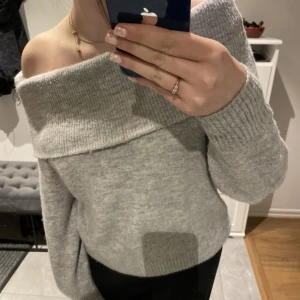 off shoulder tröja - Grå stickad off shoulder tröja i storlek Xs💕
