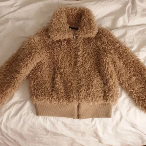 Jacka - Jätte fin teddy jacka frpn ginatricot perfect till hösten.