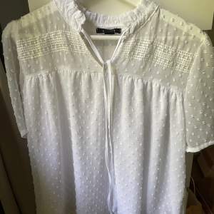 En vit blus som är köpt på Plick💞fint skick 🙌💕köpte för 300kr⭐️