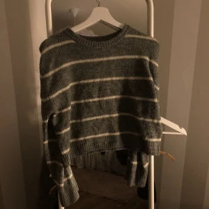 Stickad tröja - En tunnare stickad tröja i bra skick, knappt använd. Passar XS /S