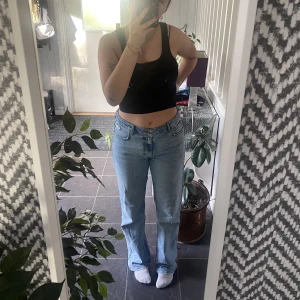 Mid rise jeans - Ljusblåa mid rise jeans från BikBok. Storlek 30x32, perfekt längd för mig (173cm). Använda i ca en månad men har blivit för stora. Enda ”defekten” är att de är smått slitna längst ner 😇
