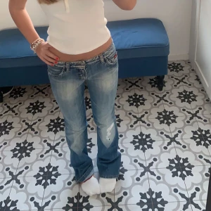 Lågmidjade jeans - Säljer nu dom absolut snyggaste jeansen jag äger då dom tyvärr blivit för små. Dom har en spricka i lappen (sista bilden) och dom har blivit lagade på skräddare 1 gång. Även lite slitna vid fötterna men knappt något man ser. Midja 38cm. Innerben 80cm❤️