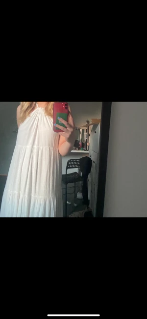 sommarklänning  - en jättefin vit långklänning från pull and bear. Öppen rygg med väldigt fina detaljer.