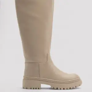 Ett par snygga höga beiga boots