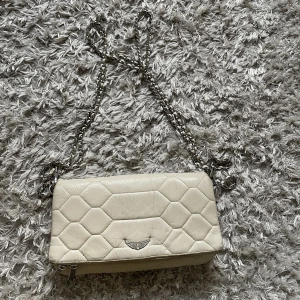 Vit zadigväska - Supersnygg zadig väska köpt på nk 2021, Äkthetsbevis tillkommer. Lite sliten dör av pris. Skriv vid frågor ❤️ pris kan diskuteras 