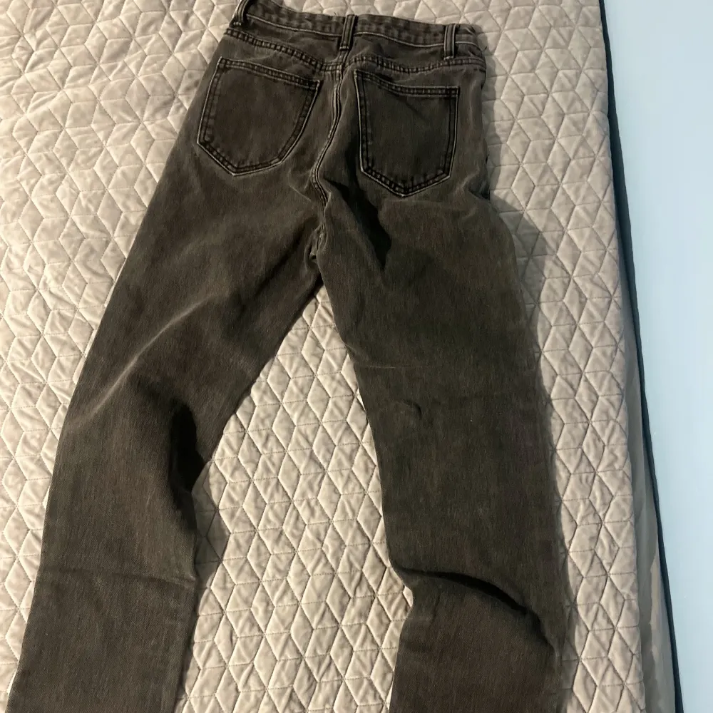 Säljer mina fina jeans från pretty little thing. Jag säljer dom billigt för att jag har massa likadana och behöver verkligen bli av med mina jeans.. Jeans & Byxor.