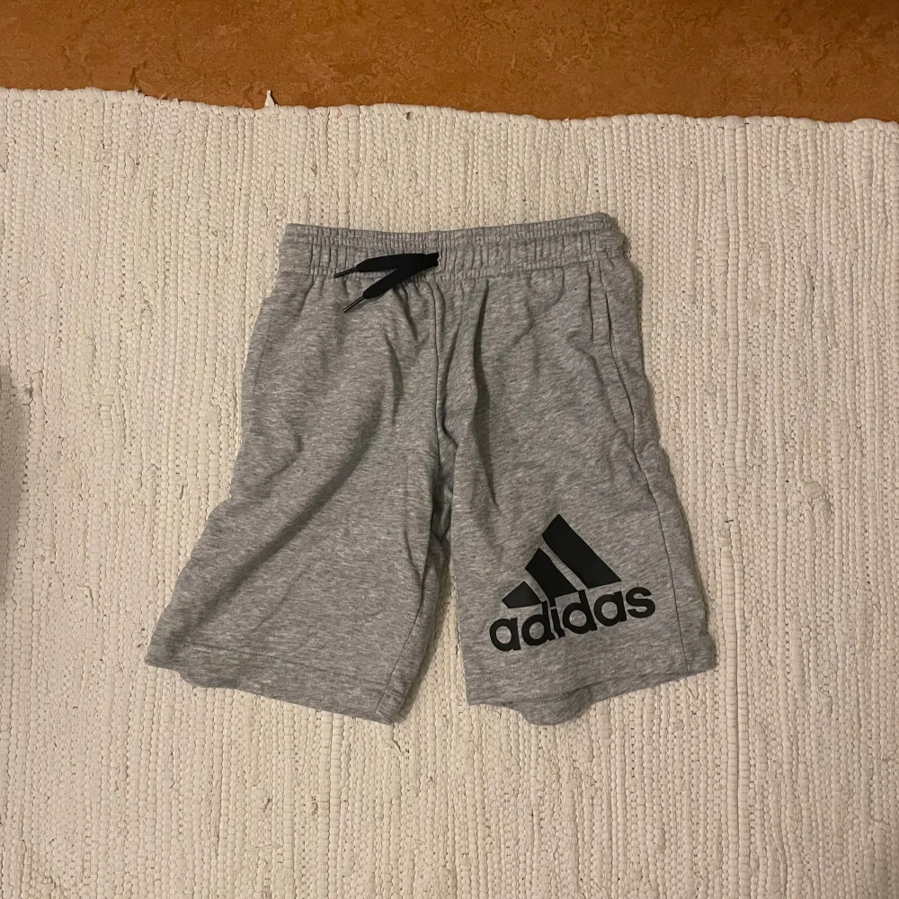 Ett par Adidas shorts. Endast anspända runt 2ggr, är storlek 164 men passar runt Xs, köpta för 399(kan gå ner i pris). Shorts.