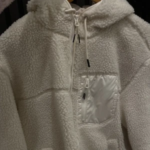 Teddy jacka  - Säljer nu denna fina och varma Teddy jacka. Har typ använt den Max 3 gånger så den är som ny. Verkligen jätte fin, håller värmen och du får de där extra myset😍🤍