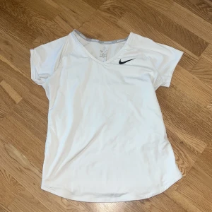 Nike T-shirt  - Är i storlek M för flickor men passar storlek 34-36