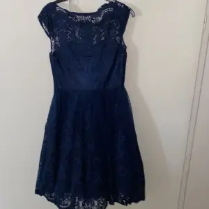 Säljer denna festklänningen ifrån Zalando som är slutsåld. Klänningen är endast använd en kväll, så den är i god skick med fina spetsdetaljer. Pris kan sänkas vid snabb affär