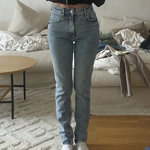Jeans - Jeans från Gina tricot. Storlek 34 passar xs-s. Har vanligtvis xs och dom är lite för stora.