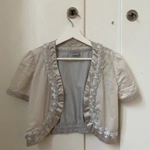 Silvrig Bolero - Silvrig bolero från ”pardon”. Köpt second hand men i väldigt bra skick. Frakt ingår!