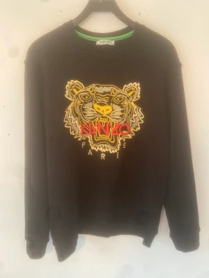 Kenzo - Hej, säljer denna tröjan pågrund av inte använder den, står storlek xxl i den men den är mindre