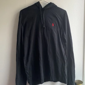 Ralph lauren hoodie - En tunn hoodie. Använd fåtal gånger 