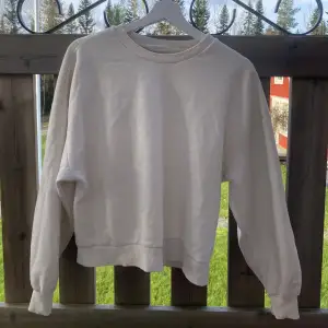 En krämvit sweatshirt från Gina, säljer då den inte kommer till användning längre. 