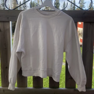 Sweatshirt - En krämvit sweatshirt från Gina, säljer då den inte kommer till användning längre. 