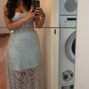 festklänning - säljer min specialsydda klänning, endast använd en gång och är i storlek XS, kan mötas i Stockholm.  annars så står köpare för frakt. klänningen har en korsett där bak och är figursydd!❤️ 