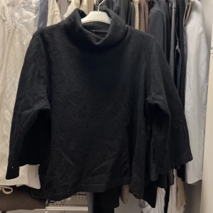 COS stickad tröja  - Knappt använd, storlek M men passar S också. Är kortare i ärmarna. Superfin. Köptes för 1499kr på COS