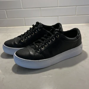 Vagabond Zoe sneakers - Zoe sneaker från Vagabond - knappt använda! Stilren design, kraftiga gummisulor. Googla Vagabond Zoe för mer info. 