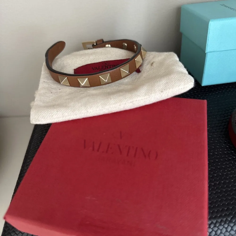 Intressekoll på mitt knappt använda Valentino armband som jag vill sälja. dustbag och box ingår ,skriv om ni vill ha mer bilder eller frågor!. Accessoarer.