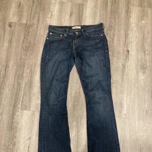 Levis jeans 10529 - Super bra skick, säljs för att de är för små. Köpte dem på Vinted och de visade sig vara för små.  Midja: 40 cm Längd: 103 cm