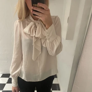 Knytblus💘💘 - Supersöt knytblus!!💘💘som ny! 