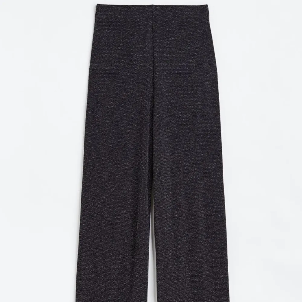 Glittriga byxor från hm som inte säljs längre. Är aldrig använda och midjan har stretch och är långa!. Jeans & Byxor.