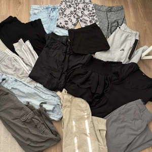  byxor  - har en hel del byxor/träningshorts som inte kommer till användning längre. ser du något du vill ha fler bilder på skriv privat till mig så kan vi ta pris osånt där med! Allt från storlek Xs-M  