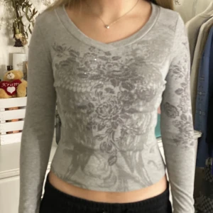Grå v-neck långärmad tröja  - Långärmad tröja med fina glittriga detaljer och blommor på. Tight tröja, oanvänd och köpt utomlands💗 