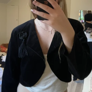 Mini kavaj/kofta - En tröja att ha över toppar eller klänningar