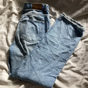 Jeans - Blåa, högmidjade Jeans, använd några gånger
