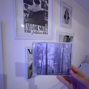 taylor swift cd skiva - säljer min oöppnade folklore cd, säljer pga att jag har två stycken, dem är helt oöppnad och kommer inte till användning, nypris är 184kr på bengans🌷köparen står för frakt 