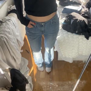 Levis jeans bootcut vintage - Säljer ett par as snygga vintage Levis jenas. Finns ingen storlek på byxorna men skulle kanske gissa på waist 29. Sitter snyggt oversized på mig som normalt bär 36 för referens 🫶🏼🤍
