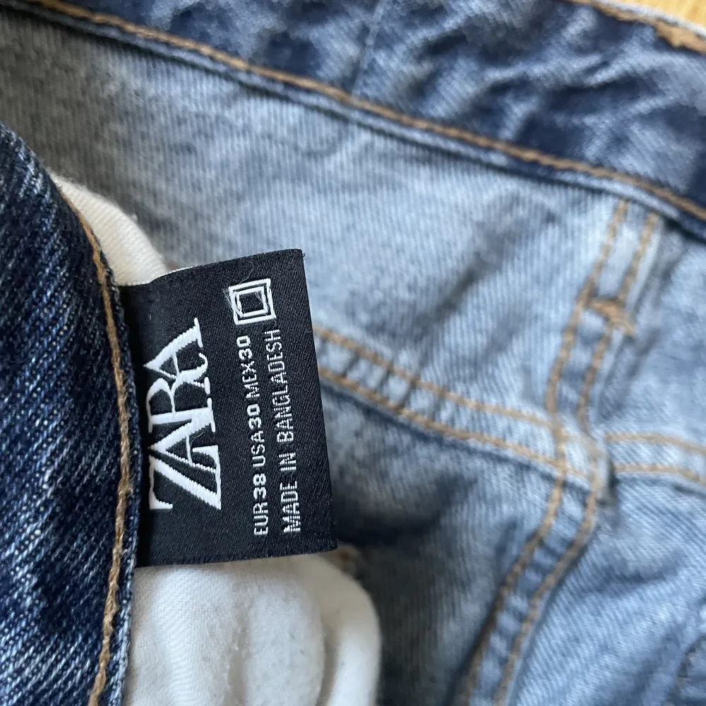 Säljer nu dessa skitsnygga blåa jeans från Zara. Dem är i storlek 38  och sitter väldigt skönt. Nypris 699 kr. Jeans & Byxor.