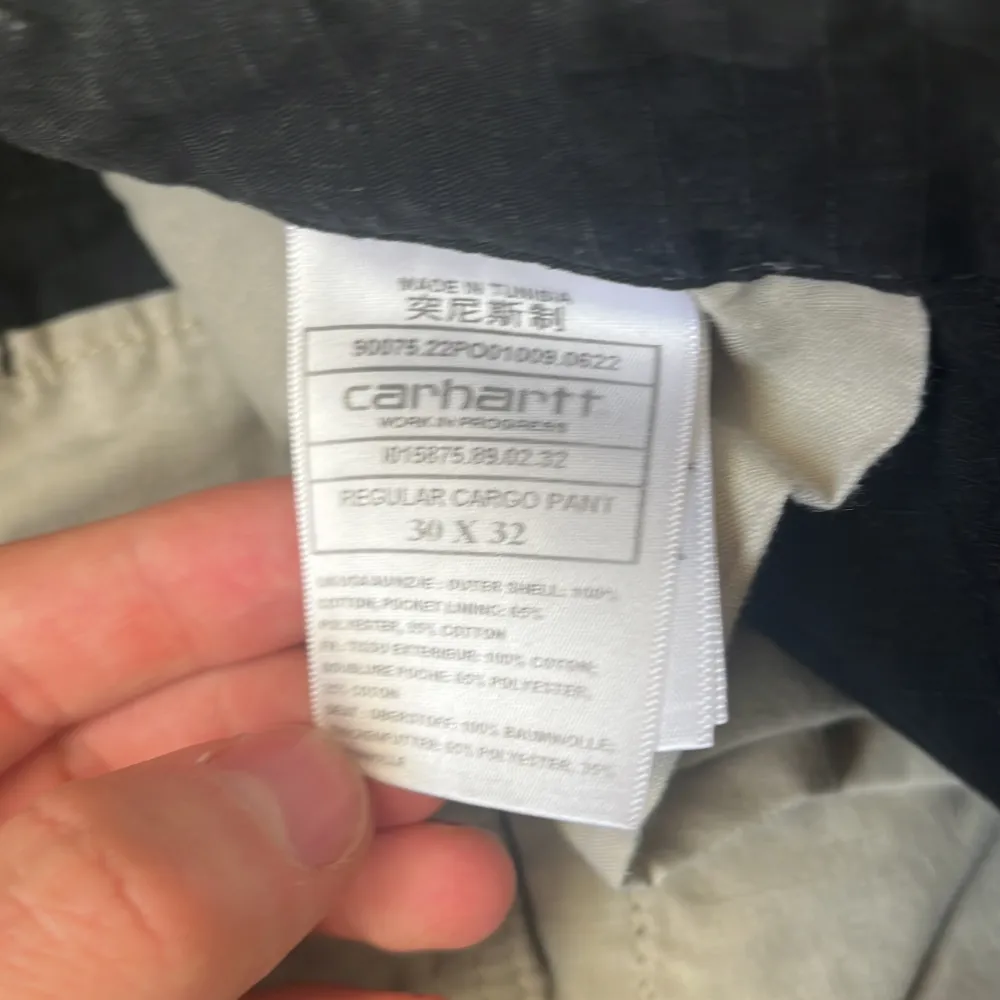 Hej säljer ett par cargo byxor från carhartt i strl 30/32 då dom inte kommer till användning. Den är i bra skick då dom som sagt inte har kommit till användning. Skriv gärna om ni har frågor eller om ni vill se fler bilder. . Jeans & Byxor.