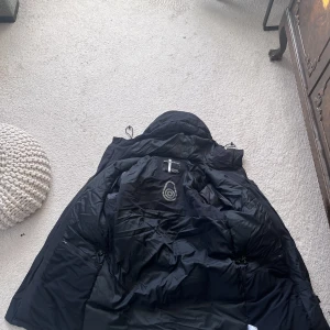 Sail racing jacka - Tja säljer en sail racing jacka i strl M, har haft den ett tag men har aldrig kommit i användning. Skriv gärna om ni har frågor eller vill se fler bilder.