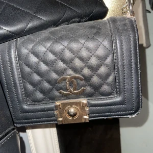 Väska  - Jätte söt väska, köpt i Spanien, ett litet slitage vid kanten vilket syns på första bilden men annars jätte fin