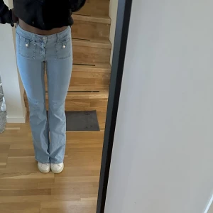 Jeans med framficka - Säljer dessa ursnygga jeans med ficka från NA-KD i storlek 36. Jättebraskick & säljer då jag redan har ett par i annan färg. Säljer för 400+ frakt!! Dem är mid-waist!