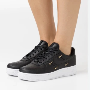 Nike Air Force  - Använda väldigt få gånger!  Nästan i helt nytt skick. Går nästan inte att få tag på dom någonstans. 