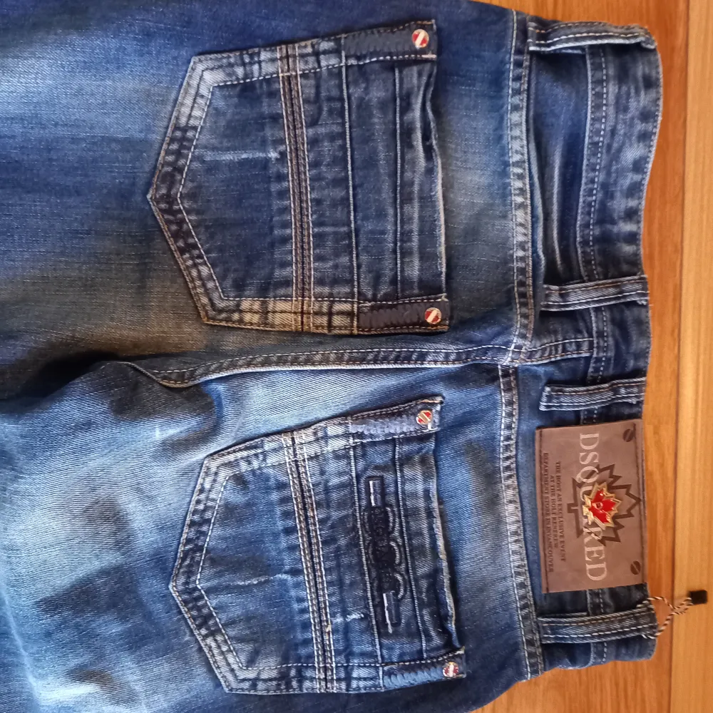 Helt nya dsquared jeans i storlek 30 skick 10/10 aldrig använda säljer dem då dem tyvärr inte passade mig! Nypris: 6000kr Går att få ner priset vid snabb affär!. Jeans & Byxor.