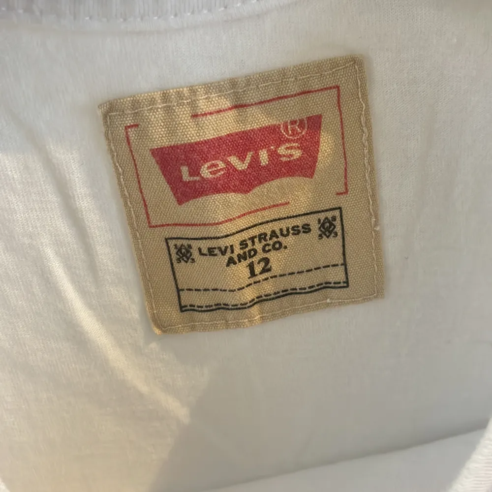 Levis t-shirt i storlek 12 år. Knappt använd så i fint skick. Kan tyvärr inte skicka bilder på då den är för liten för mig. Skicka gärna prisförslag! . T-shirts.