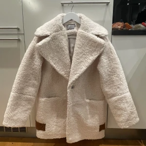 Teddyjacka - Fin och mysig teddyjacka från asos, stl 36🤍köptes för ca 1300kr och använd ca 1 gång