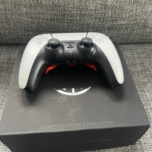 Aim Controller PS5 - Säljer en Aim Controller i fint skick. Allt fungerar som det ska. Orginalbox finns kvar. 4 programmerbara paddlar på baksidan. Samtliga är löstagbara så man själv kan välja hur många man vill använda. FAST TRIGGERS på L2 och R2. Lik Ps5 dualsense Edge
