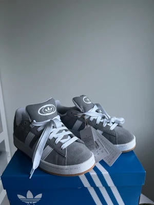 Adidas Campus 00s Grå - Kollar intresse på dessa snygga sneakersen! Storlek 38 & 2/3, dem är helt nya & tag finns kvar 