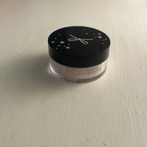 Puder - En helt oandvänd löspuder. 