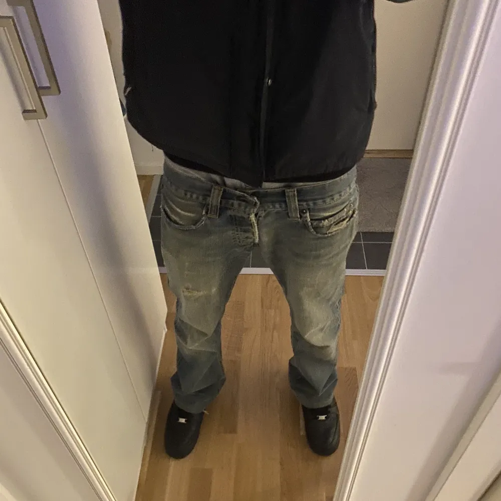 Levis bootcut jeans säljer för dem e lite för korta på mig (är 184) annars sexiga jeans.🥂✌🏽. Jeans & Byxor.